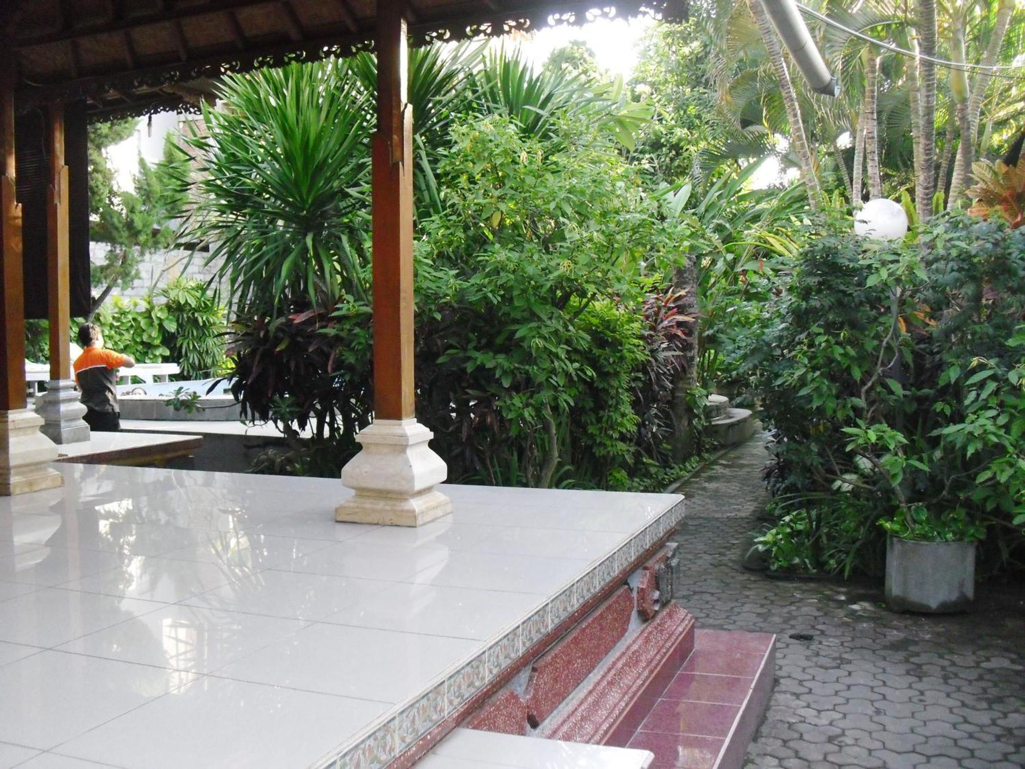 Adus Beach Inn Legian Εξωτερικό φωτογραφία